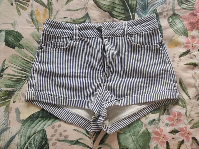 Pantalón corto a rayas blancas y azules marinas