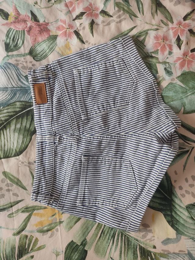 Pantalón corto a rayas blancas y azules marinas