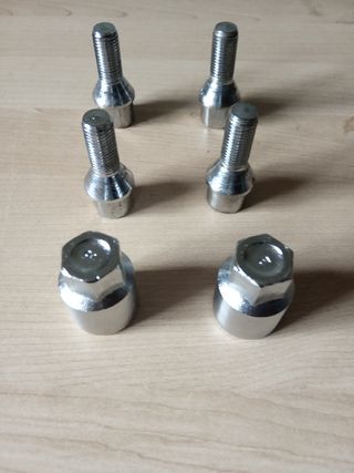Tornillos antirrobo para llantas aluminio (7 Fotos