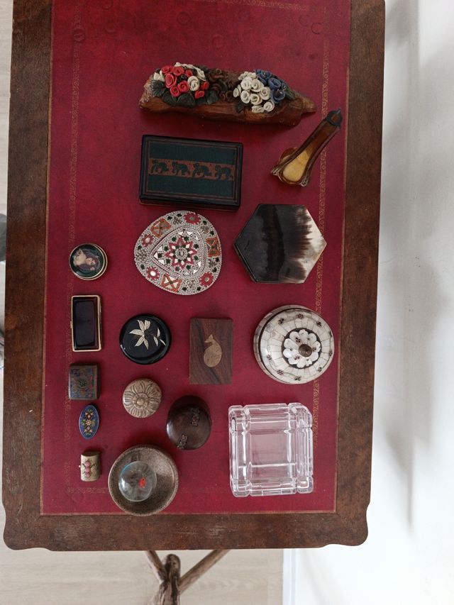 Cajitas de varios países y materiales.