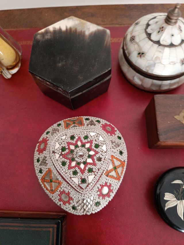 Cajitas de varios países y materiales.