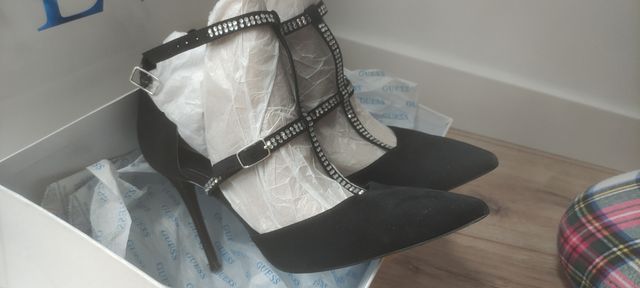 zapatos salón negro con tiras strass