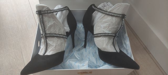 zapatos salón negro con tiras strass