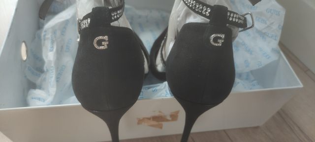 zapatos salón negro con tiras strass