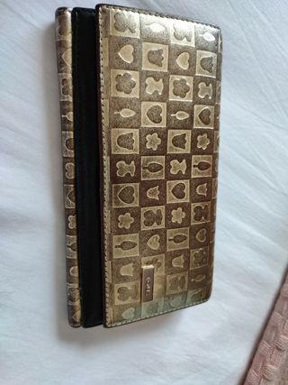 cartera Tous piel negra y dorada 