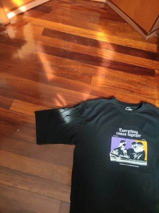 camiseta negra oversize