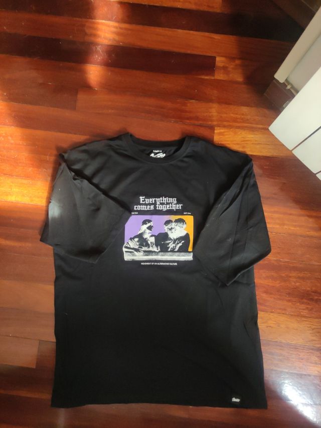 camiseta negra oversize