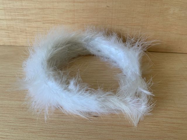 Diadema de plumas hecha a mano