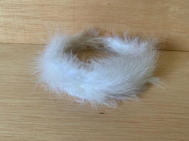 Diadema de plumas hecha a mano