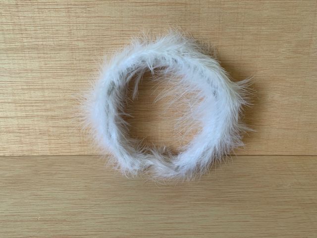 Diadema de plumas hecha a mano