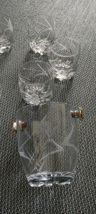 Juego de vasos, jarra y cubitera