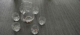 Juego de vasos, jarra y cubitera