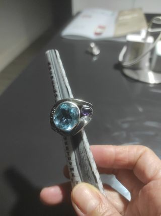 Anillo de plata con piedra azul y morada