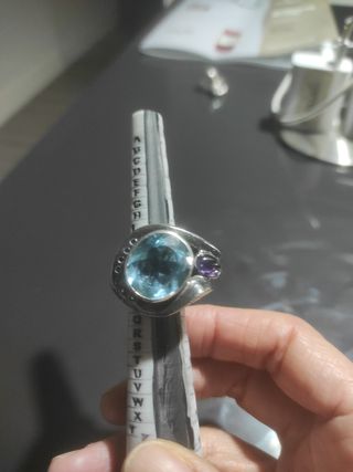 Anillo de plata con piedra azul y morada