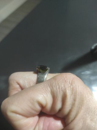 Anillo de plata con piedra verde