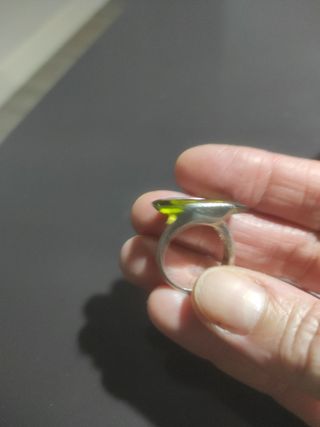Anillo de plata con piedra verde