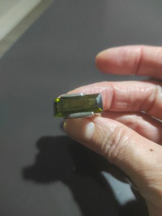 Anillo de plata con piedra verde