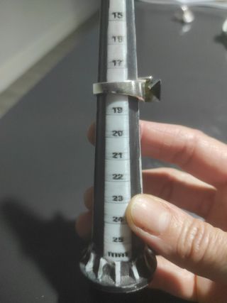 Anillo de plata con piedra verde