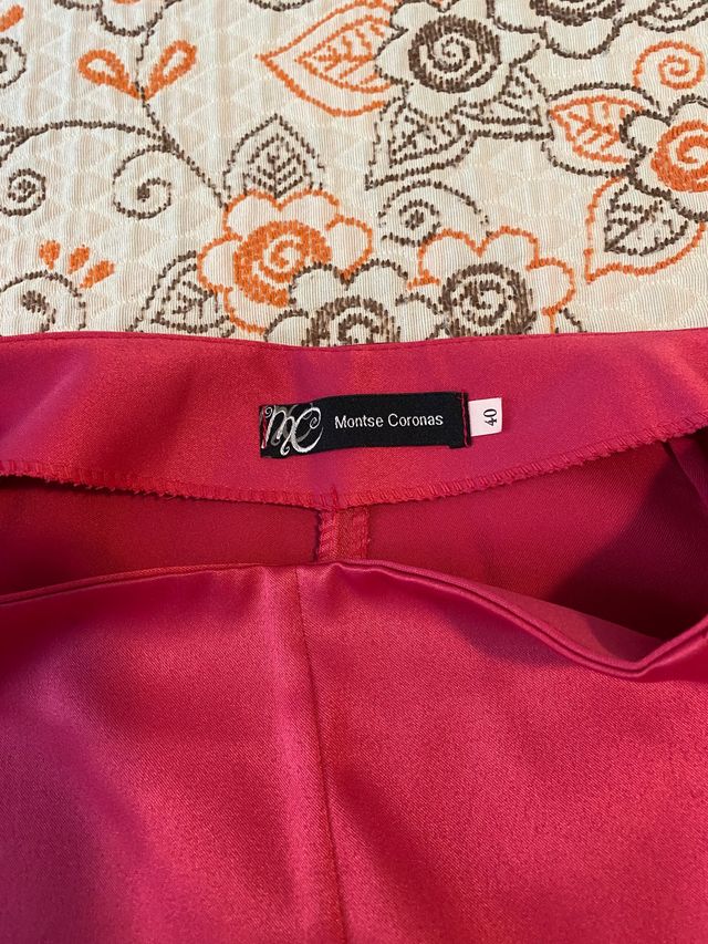 Montse Coronas. Pantalón  rosa brillo T.40