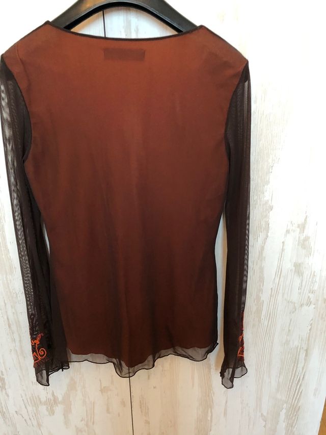 Camiseta gasa con bordados en los puños