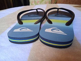 Chanclas marca Quiksilver para hombre.