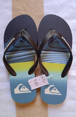 Chanclas marca Quiksilver para hombre.