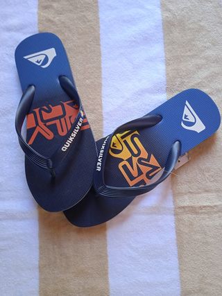 Chanclas marca Quiksilver para hombre.