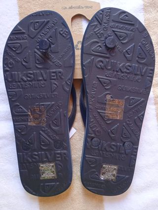 Chanclas marca Quiksilver para hombre.