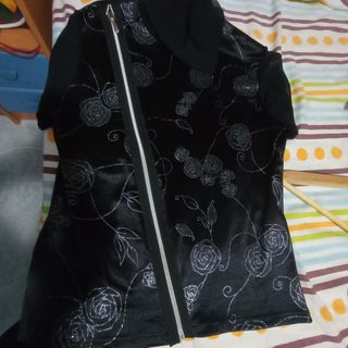 blusa, top negro con flores plateadas