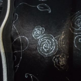 blusa, top negro con flores plateadas