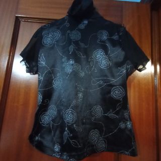 blusa, top negro con flores plateadas