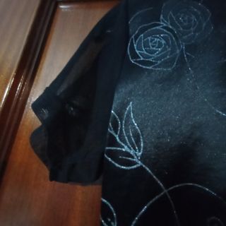 blusa, top negro con flores plateadas