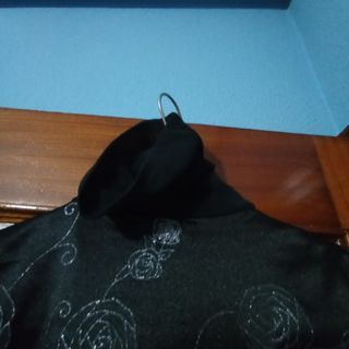 blusa, top negro con flores plateadas