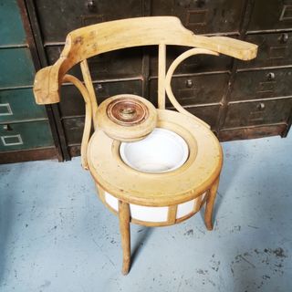 antiguo lavabo. sillón don Pedro