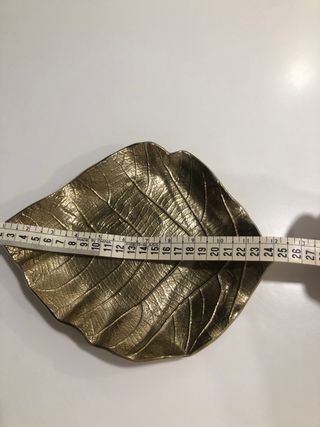 Hoja Zara Home decorativa dorada elegante