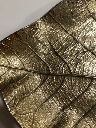 Hoja Zara Home decorativa dorada elegante