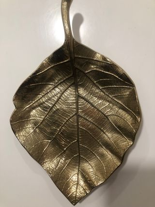 Hoja Zara Home decorativa dorada elegante