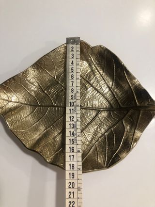 Hoja Zara Home decorativa dorada elegante