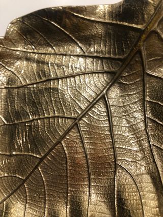 Hoja Zara Home decorativa dorada elegante