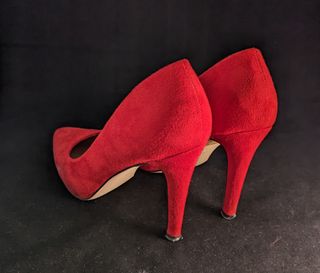 Zapatos de salón rojos de tacón alto