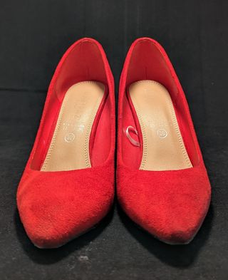 Zapatos de salón rojos de tacón alto