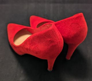 Zapatos de salón rojos de tacón alto