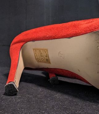 Zapatos de salón rojos de tacón alto