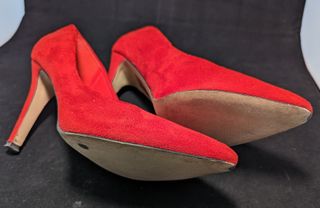 Zapatos de salón rojos de tacón alto