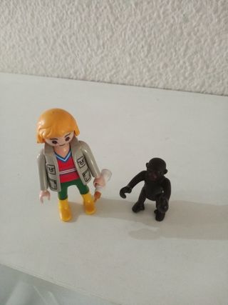 Playmobil cuidadora con bebé mono.