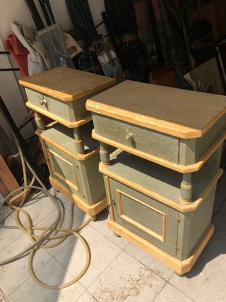 Coppia di comodini crema e verdi acqua