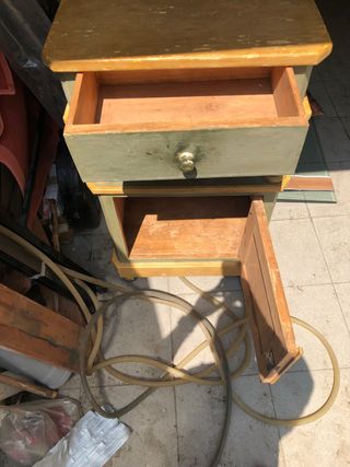 Coppia di comodini crema e verdi acqua