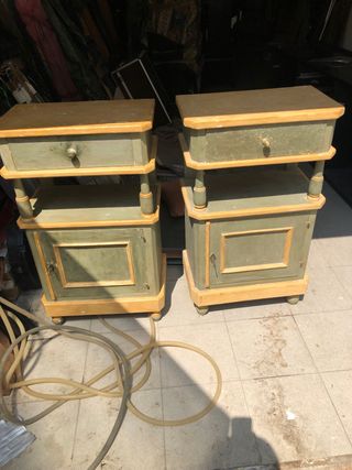 Coppia di comodini crema e verdi acqua