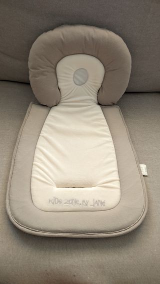 Colchoneta reductora Jané para silla de coche.