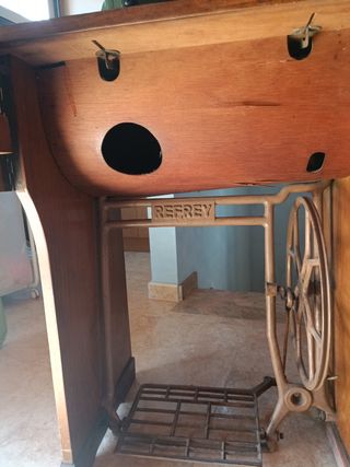 Maquina de coser Refrey modelo transforma y mueble